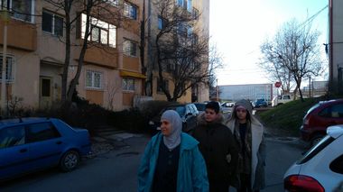 Constanţa: Băiatul bătut de trei femei într-o şcoală, la Serviciul de Medicină Legală; mama sa spune că doreşte ca agresoarele să fie anchetate. FOTO/ VIDEO