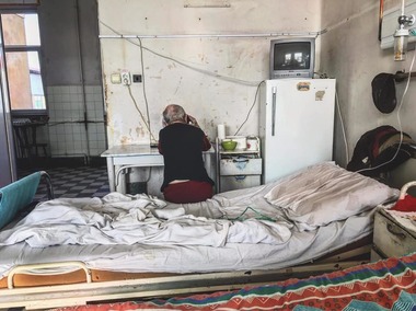 Imagini dintr-un spital din Timişoara cu pereţi scorojiţi, mobilier ruginit şi cearşafuri în geam au ajuns virale pe internet. Manager: După 40 de ani, avem fonduri şi se renovează. Pozele sunt făcute din cel mai urât unghi
