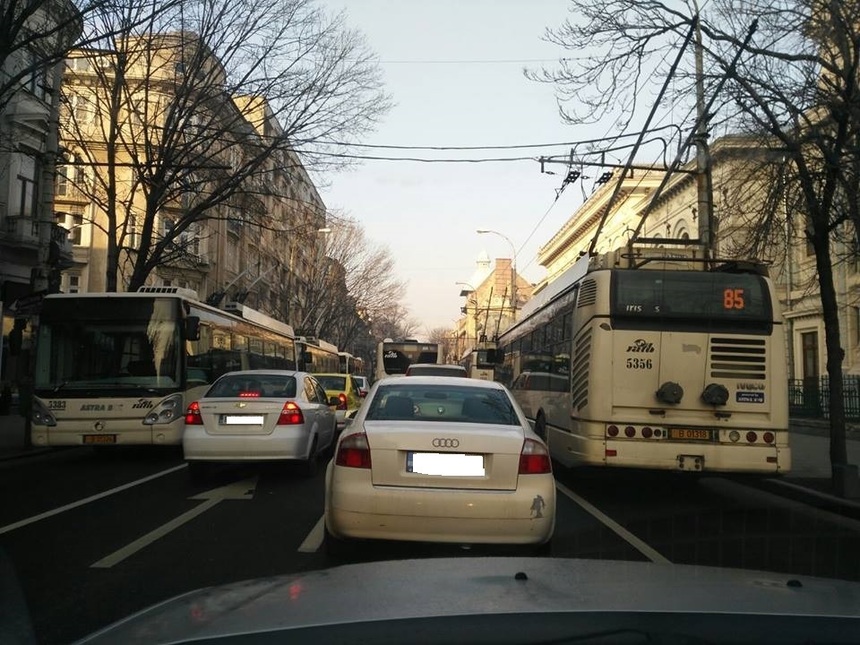 UPDATE - Zeci de troleibuze au rămas blocate în centrul Capitalei, din cauza unei pene de curent