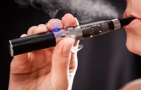 RAPORT: Ţigările electronice pot contribui la cel puţin 20.000 de noi renunţări individuale la fumat pe an