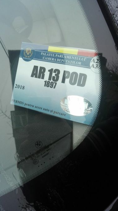 Arad: Poliţia, chemată după ce o maşină cu însemnele Camerei Deputaţilor a blocat poarta unei bolnave care avea o urgenţă medicală; la volan, tatăl unui deputat

