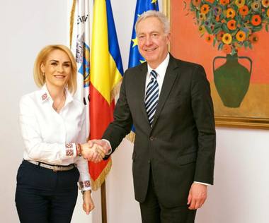 Primarul Capitalei s-a întâlnit cu ambasadorul SUA Hans Klemm. Firea: Am discutat despre construirea unor noi spitale, despre reabilitarea clădirilor cu risc seismic şi despre strategia Smart City