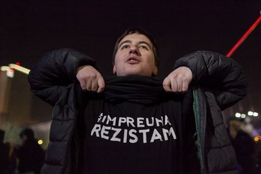Protest cu aproximativ 100 de persoane în Piaţa Victoriei - VIDEO