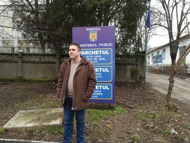 Galaţi: Un bărbat cercetat penal pentru că a luat fictiv în spaţiu aproape 1.500 de cetăţeni moldoveni a protestat în faţa sediului Parchetului
