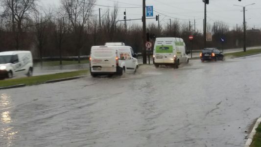 Trafic îngreunat pe mai multe artere din judeţul Ilfov din cauza precipitaţiilor abundente