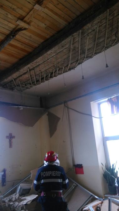 Căminul de bătrâni în care a căzut tavanul şi a rănit doi bărbaţi a fost închis, iar Poliţia a deschis un dosar penal