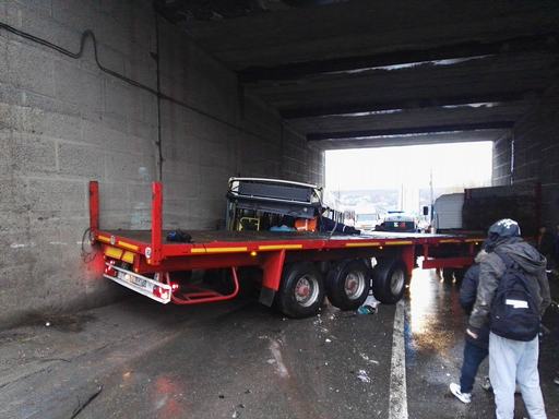 Galaţi: Şase persoane au fost rănite, după ce un autotren s-a ciocnit violent cu un autobuz, sub un pod feroviar 