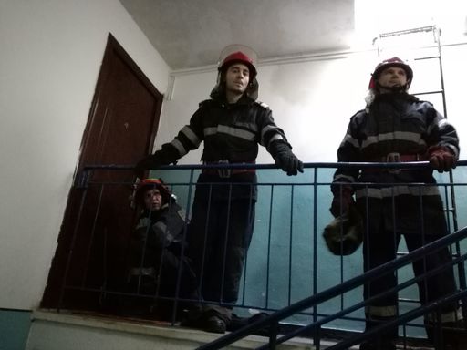 Constanţa: Băiat de cinci ani, lăsat singur acasă, preluat de Protecţia Copilului sesizată că băiatul era în pericol să cadă de la etajul al patrulea 