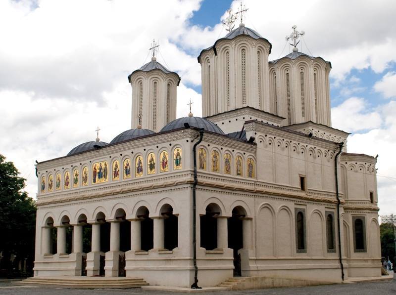Purtătorul de cuvânt al Patriarhiei Române, despre interzicerea filmărilor în biserici: Nu este radicală. Se va putea filma la cununii şi botezuri