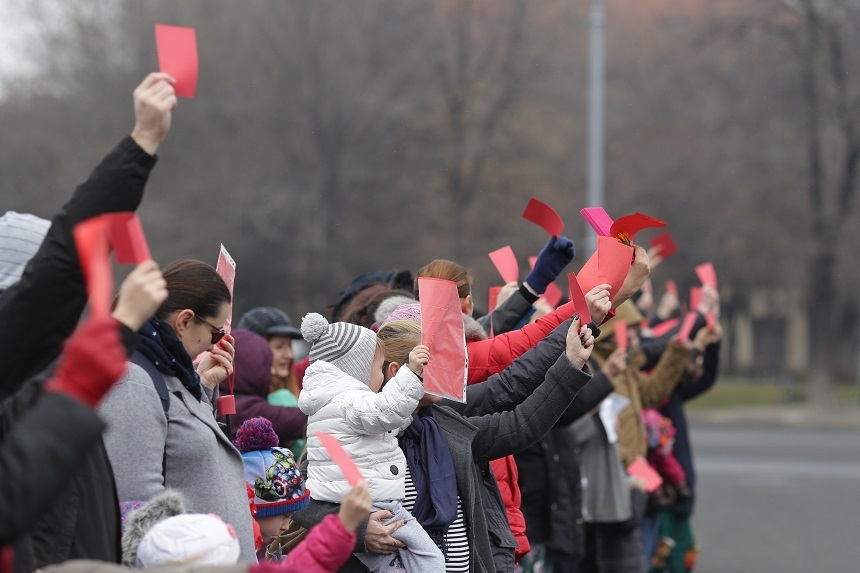 Zeci de persoane, la un protest cu cartonaşe roşii în faţa Guvernului, nemulţumite de scăderea indemnizaţiilor de concediu medical, inclusiv prenatal. FOTO, VIDEO