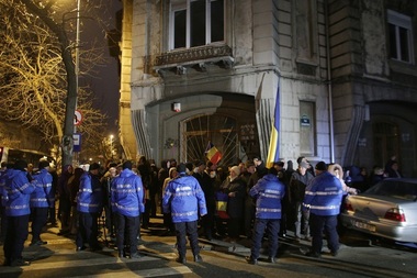 UPDATE Zeci de persoane au protestat în faţa DNA, cerând demisia Codruţei Kovesi. La sediul DNA au venit şi protestatari #rezist. FOTO