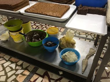 Cofetărie din Constanţa, închisă temporar de Protecţia Consumatorilor, după ce au fost găsite produse neetichetate, mizerie şi ustensile vechi. FOTO/ VIDEO