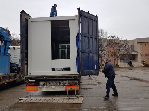Şase containere în care vor urma cursurile 140 de elevi ai unei şcoli din Timişoara, cumpărate de primărie
