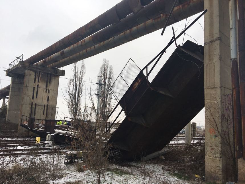 Pasarela căzută peste liniile ferate la Gara de Vest din Ploieşti face parte din reţeaua de distribuţie a agentului termic operată de Veolia Energie