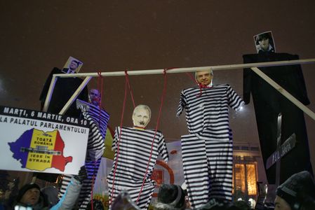 UPDATE - Câteva mii de oameni au protestat în Piaţa Victoriei din Capitală faţă de propunerea ministrului Justiţiei de revocare a şefei DNA. Manifestaţii au avut loc şi în Iaşi, Sibiu, Cluj, Timişoara. FOTO