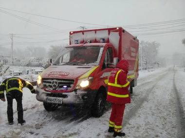 IGSU: Mai multe maşini au derapat, au fost blocaje şi restricţii temporare în trafic, dar şi arbori doborâţi de vânt, din cauza vremii