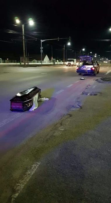 Arad: Angajaţii unei firme de pompe funebre au scăpat din maşină un sicriu în care se afla un cadavru – FOTO