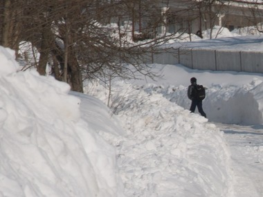 UPDATE - Frigul persistă în întreaga ţară până joi şi va fi însoţit de ninsori şi viscol; noi avertizări cod portocaliu pentru marţi şi miercuri Şcoli închise în Bucureşti şi în 10 judeţe. A2 şi A4, 30 de DN, închise. Peste 70 de trenuri anulate