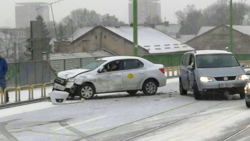 Firma responsabilă de deszăpezire în municipiul Arad, amendată de Poliţie pentru că nu şi-a făcut treaba; zeci de tamponări au avut loc în câteva ore