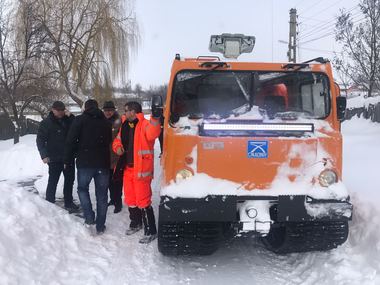 Infotrafic: Două autostrăzi şi 17 drumuri naţionale, închise la ora 13.00; aproape o sută de trenuri şi 11 curse aeriene, anulate