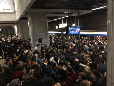 UPDATE - Aglomeraţie la metrou. Metrorex: Un tren a avut probleme tehnice la uşi. FOTO/VIDEO