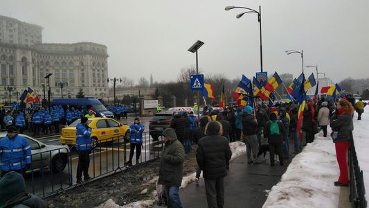 Aproximativ 200 de oameni protestează în faţa Parlamentului, scandând împotriva coaliţiei de guvernare: "PSD ciuma roşie!”