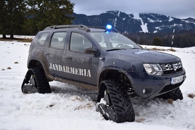 Autospecială echipată cu şenile, în dotarea jandarmilor montani din Poiana Braşov - FOTO, VIDEO

