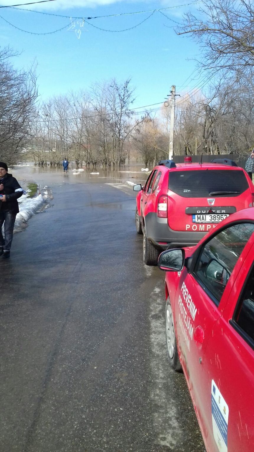 Infotrafic: Restricţii pentru maşinile mai mici de 7.5 tone pe DN 6, între judeţele Giurgiu şi Teleorman, din cauza acumulărilor de apă pe carosabil