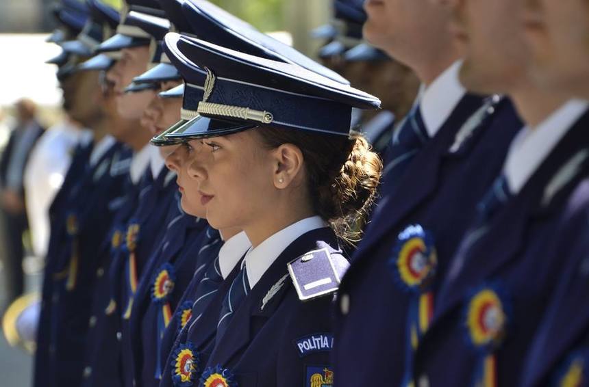 Peste 2.900 de elevi ai şcolilor de agenţi de poliţie şi subofiţeri ale Ministerului Afacerilor Interne au depus astăzi jurământul militar