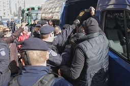 UPDATE Câţiva protestatari care au venit în faţa Sălii Palatului şi au strigat împotriva PSD au fost ridicaţi de jandarmi. Protestatarii duşi la audieri au fost amendaţi. FOTO, VIDEO