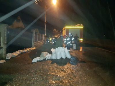 UPDATE Inundaţii în judeţul Covasna; pompierii intervin în mai multe localităţi pentru evacuarea apei din gospodării. FOTO/ VIDEO