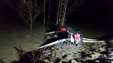 Zeci de gospodării din judeţul Braşov, inundate; pompierii acţionează cu motopompe, iar localinicii pun saci cu nisip