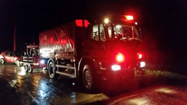 Covasna: Aproape o sută de pompieri, jandarmi şi poliţişti intervin pentru evacuarea sătenilor din Căpeni; trei persoane imobilizate, transportate cu ambulanţe la spital. VIDEO
