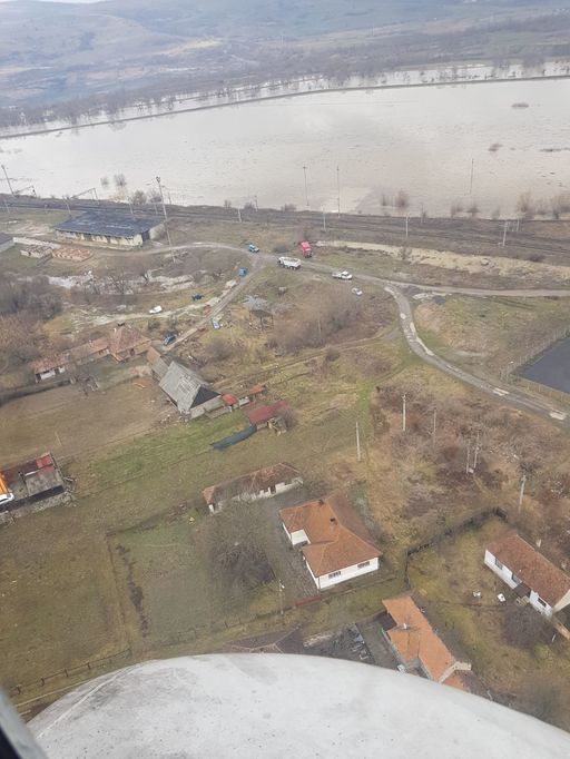 Carmen Dan, în zonele afectate de inundaţii: Suntem într-o situaţie cu risc, iar oamenii trebuie să înţeleagă că sunt în pericol, digul este instabil. Dacă se va impune, vor fi evacuaţi forţat. Dăncilă: Sunt afectate 31 de localităţi din 13 judeţe. VIDEO