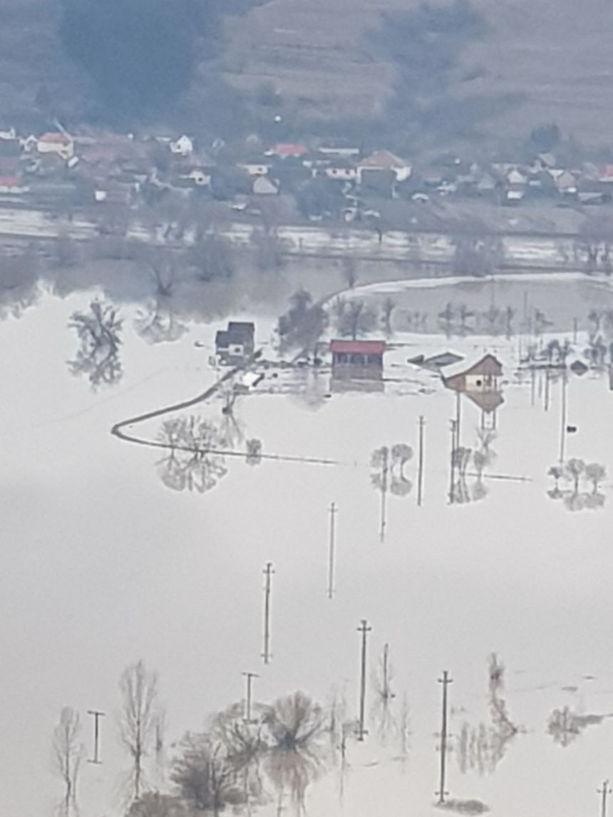 Apele Române: Situaţia în zona critică din judeţul Covasna s-a stabilizat, dar riscul de cedare a digurilor rămâne din cauza fenomenului de eroziune internă