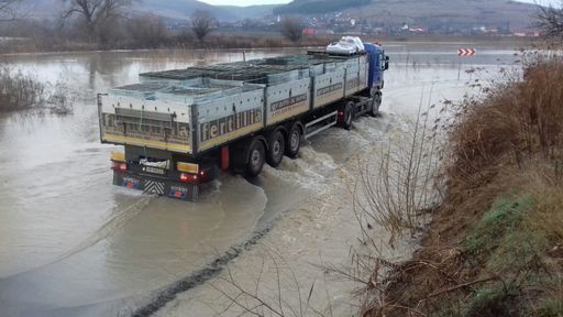MAI: Situaţia privind inundaţiile din ţară s-a ameliorat, iar în ultimele 12 ore nu au mai fost înregistrate pericole; 36 de localităţi din 13 judeţe sunt în continuare inundate