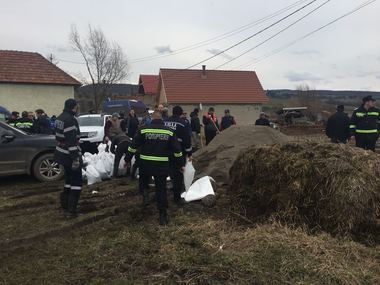 Covasna: Situaţia de la Căpeni, monitorizată în continuare; digul din zonă, supraînălţat cu 2.500 de saci cu nisip. VIDEO
