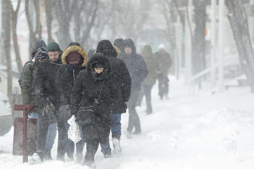 Două judeţe rămân sub cod portocaliu de polei până la ora 19.00 şi alte două până la ora 20.30; a fost ridicat codul portocaliu pentru Capitală şi pentru opt judeţe