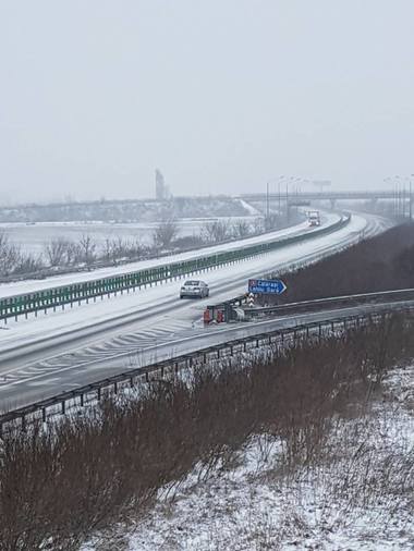 Circulaţia rutieră rămâne închisă din cauza poleiului pe Autostrada Soarelui, între Bucureşti şi Feteşti, şi pe DN 21A