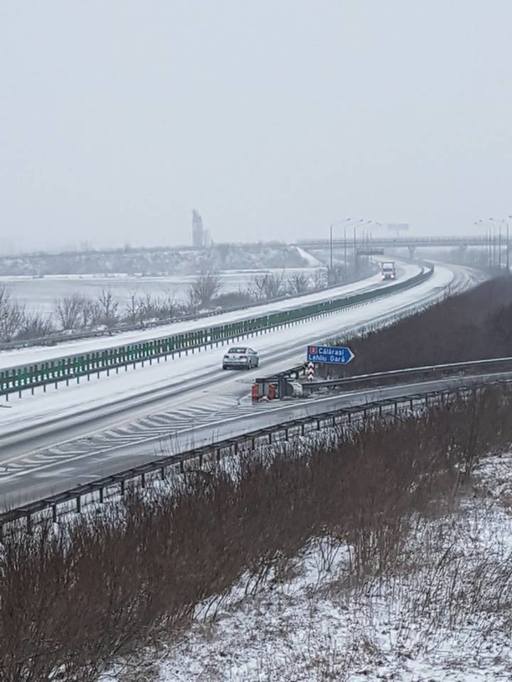 Circulaţia rutieră rămâne închisă din cauza poleiului pe Autostrada Soarelui, între Bucureşti şi Feteşti, şi pe DN 21A