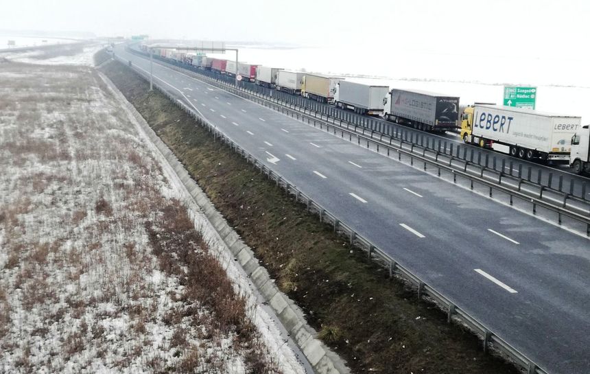 Coloane mari de camioane s-au format la toate punctele de trecere a frontierei în Ungaria. La Nădlac se aşteaptă aproape şase ore pentru control. FOTO