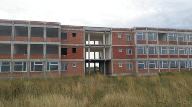 Primăria oraşului Nădlac trebuie să restituie Uniunii Europene patru milioane de lei pentru că nu a finalizat la timp un campus şcolar. FOTO