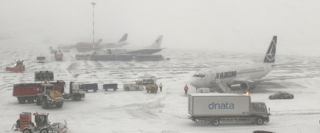 Aeroporturi Bucureşti: Trafic aerian în condiţii de iarnă; unele aeronave pot avea întârzieri mai mari de 50 de minute