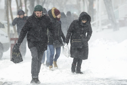 ANM: Până săptămâna viitoare vor fi temperaturi negative în aproape toată ţara, de până la -12 grade pe timpul nopţii în Transilvania şi Moldova; în Capitală vor fi în jur de -6 grade. Şcolile vor fi închise vineri în Capitală şi în zece judeţe