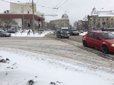 PMB: Arterele principale au fost curăţate în proporţie de 30-40 la sută, pe cele secundare s-a acţionat pentru pluguire şi sunt practicabile; tramvaiele 41 au fost blocate la Piaţa Presei