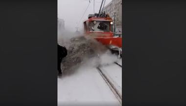 Angajat al RATB, cercetat disciplinar după ce nu a oprit plugul cu care deszăpezea liniile de tramvai în dreptul staţiei în care se aflau mai multe persoane. VIDEO