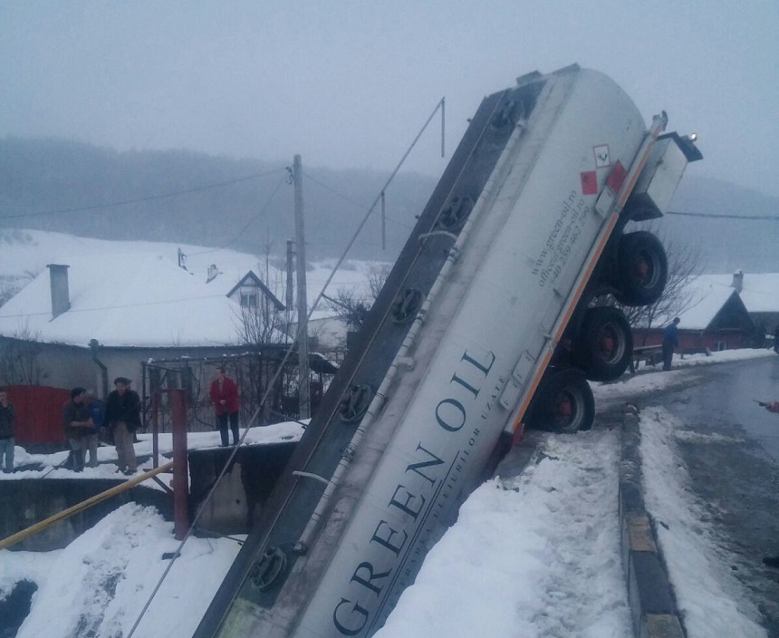 UPDATE - Cisternă cu 31.000 de litri de combustibil, răsturnată în judeţul Mureş. FOTO