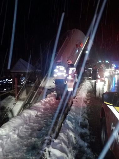 Mureş: Trafic reluat pe DN 13, unde o cisternă cu motorină s-a răsturnat. Autorităţile de mediu monitorizează intervenţia deoarece combustibilul s-a scurs într-un pârâu