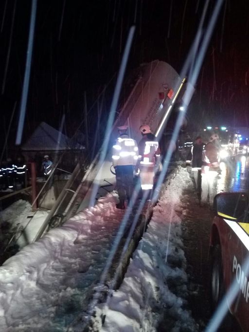 Mureş: Trafic reluat pe DN 13, unde o cisternă cu motorină s-a răsturnat. Autorităţile de mediu monitorizează intervenţia deoarece combustibilul s-a scurs într-un pârâu