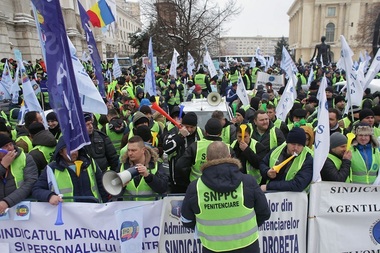 UPDATE - Poliţiştii şi angajaţii din penitenciare au protestat în Capitală: "Vrem păstrarea drepturilor câştigate - Bază dublă - Spor 100%", "Tudorele, nici nu ştii cât de mic începi să fii", "Tudorel, slugă model". Reacţia MAI- FOTO, VIDEO